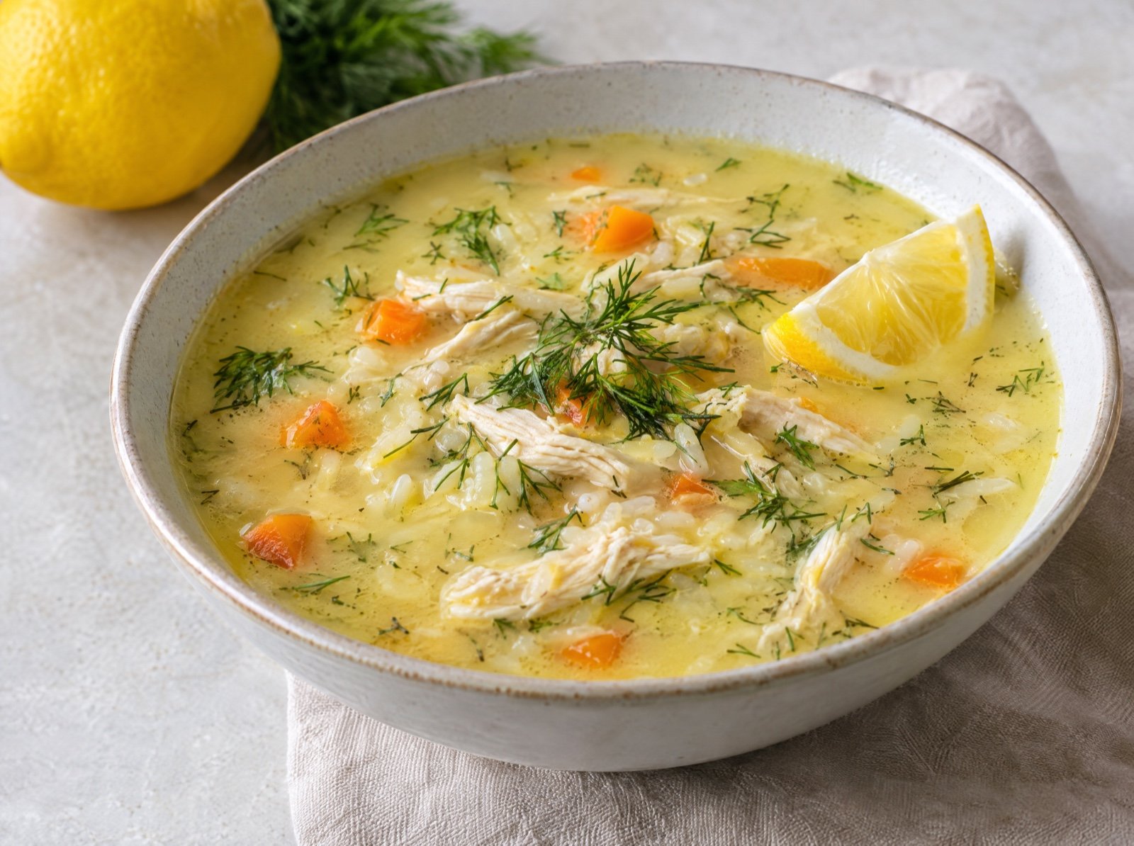 Griechische Avgolemono-Suppe mit Reis und Hähnchen