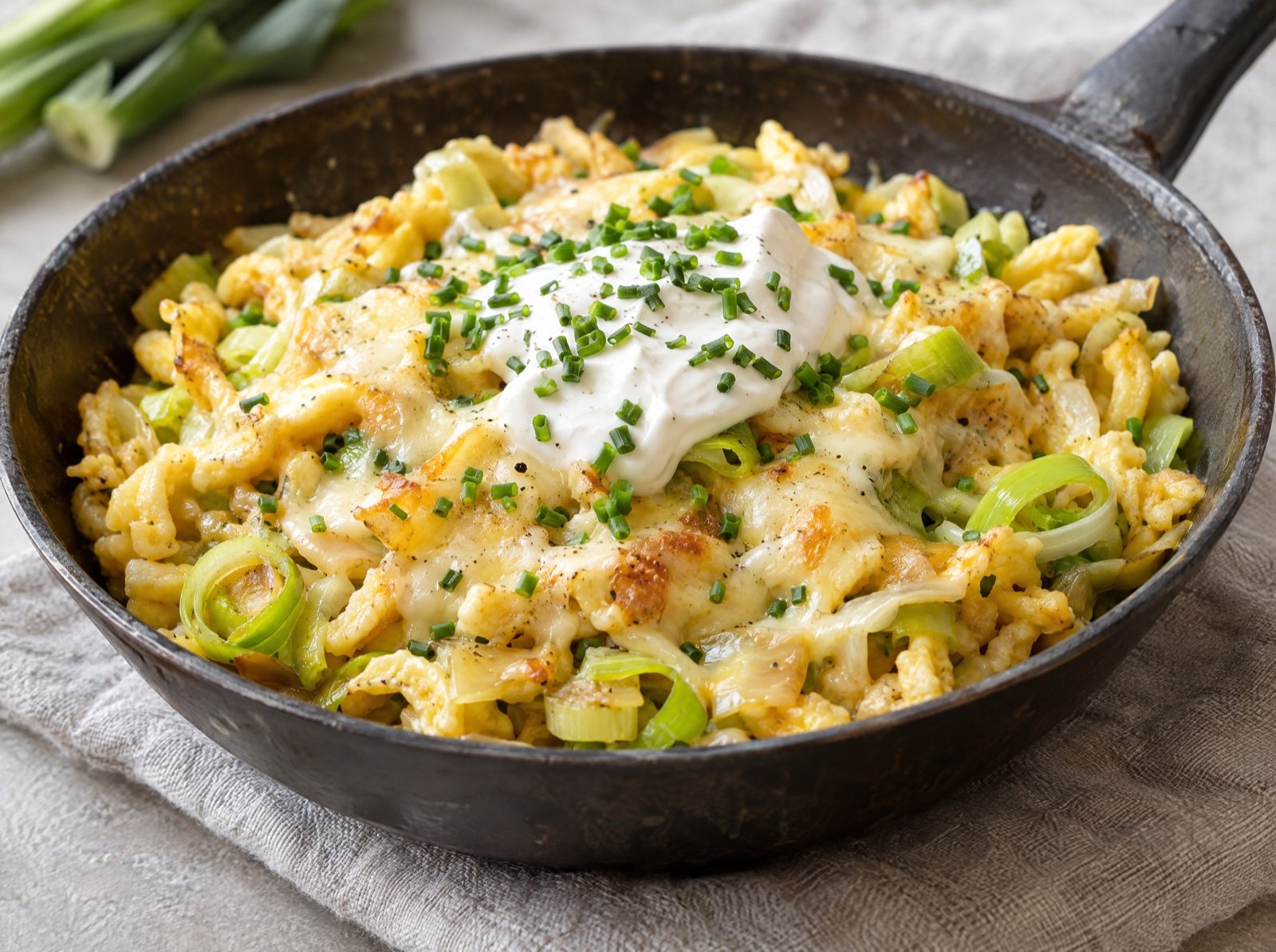 Schwäbische Spätzle-Pfanne mit Lauch und Bergkäse