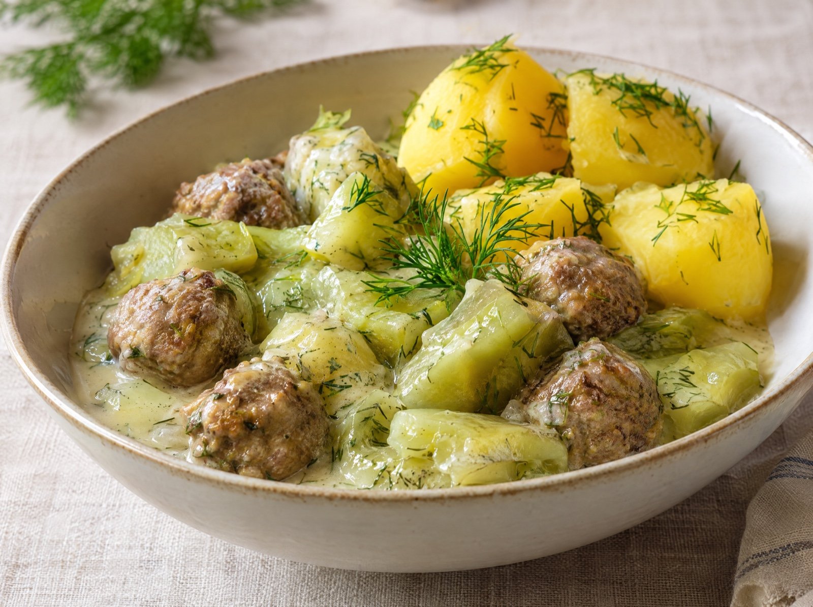 Schmorgurken mit Hackbällchen und Dillsauce