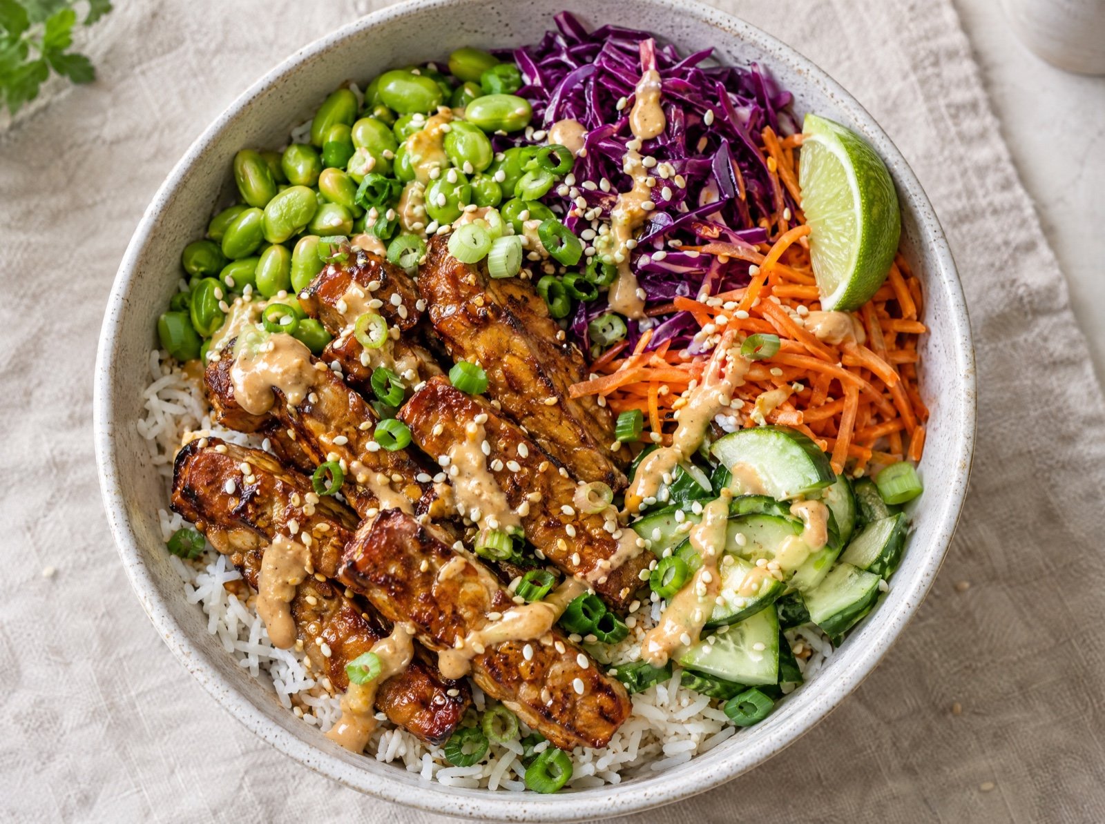 Tempeh-Bowl mit Erdnuss-Limetten-Dressing
