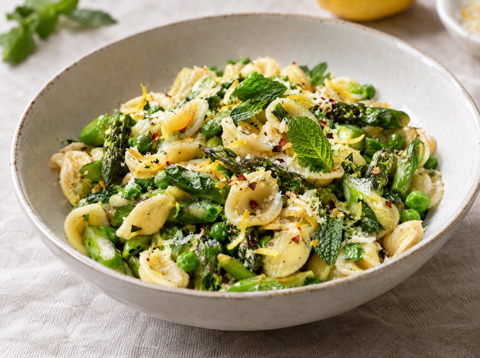 Orecchiette mit grünem Spargel, Erbsen und Zitronen-Minze
