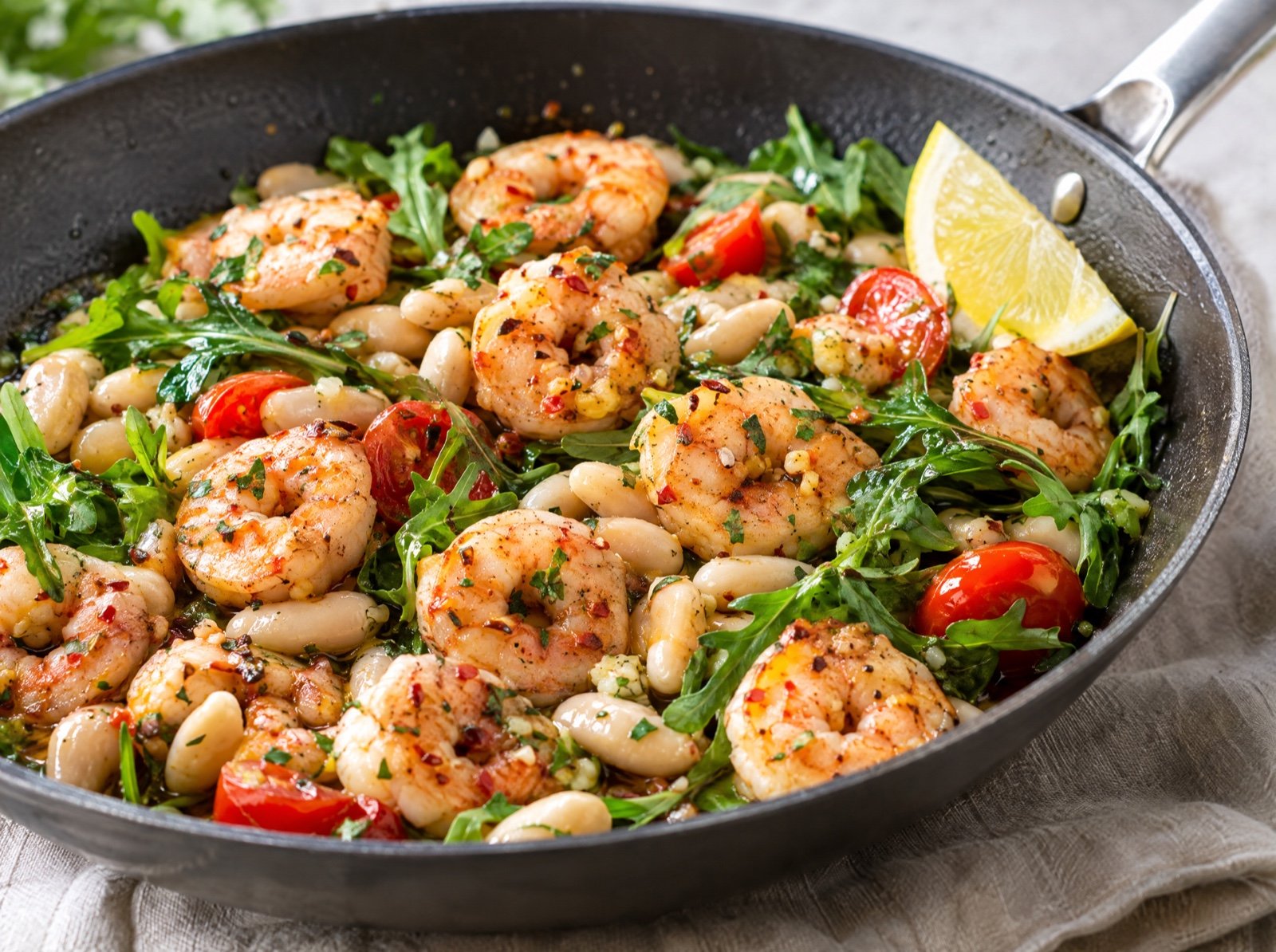 Knoblauchgarnelen mit weißen Bohnen und Rucola