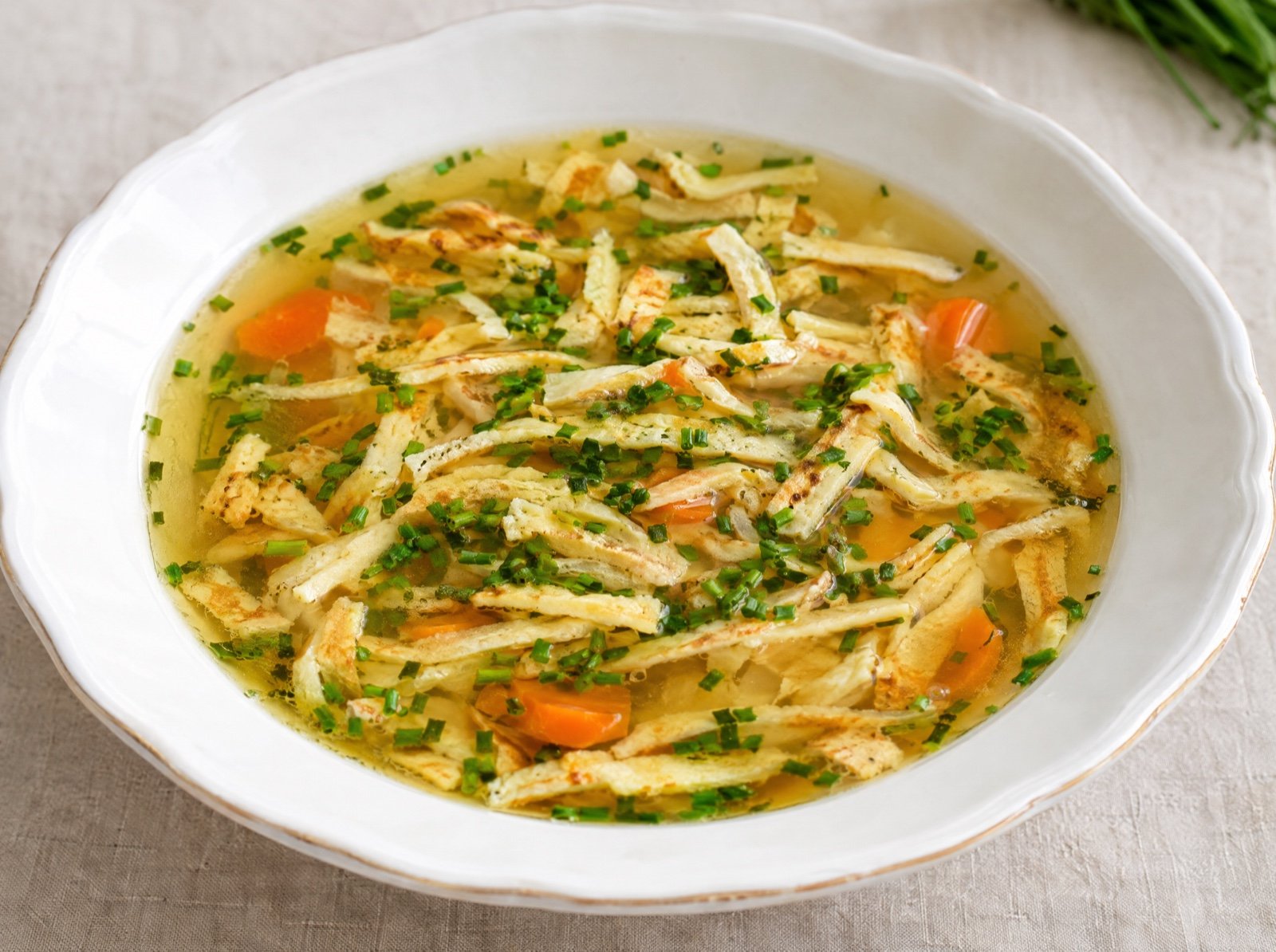 Frittatensuppe mit Schnittlauch