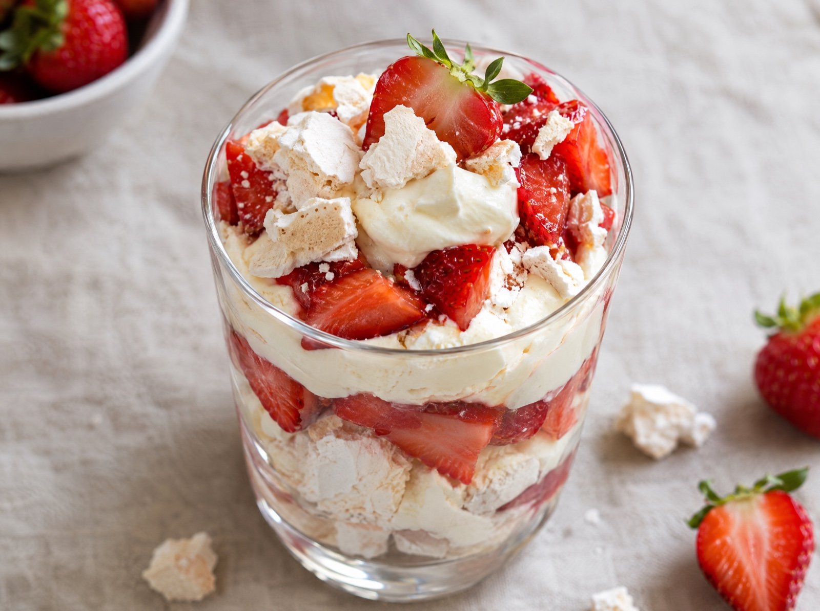 Erdbeer-Pavlova im Glas