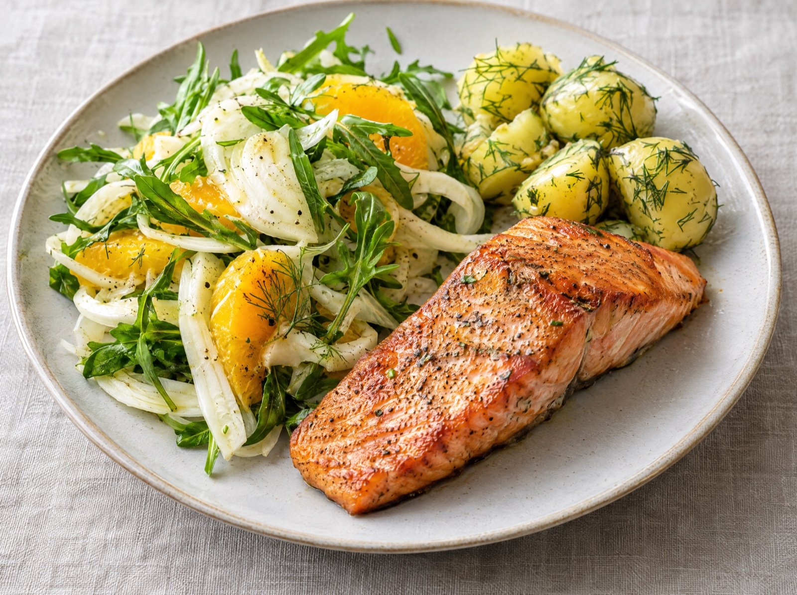 Lachs mit Fenchel-Orangen-Salat und Dillkartoffeln