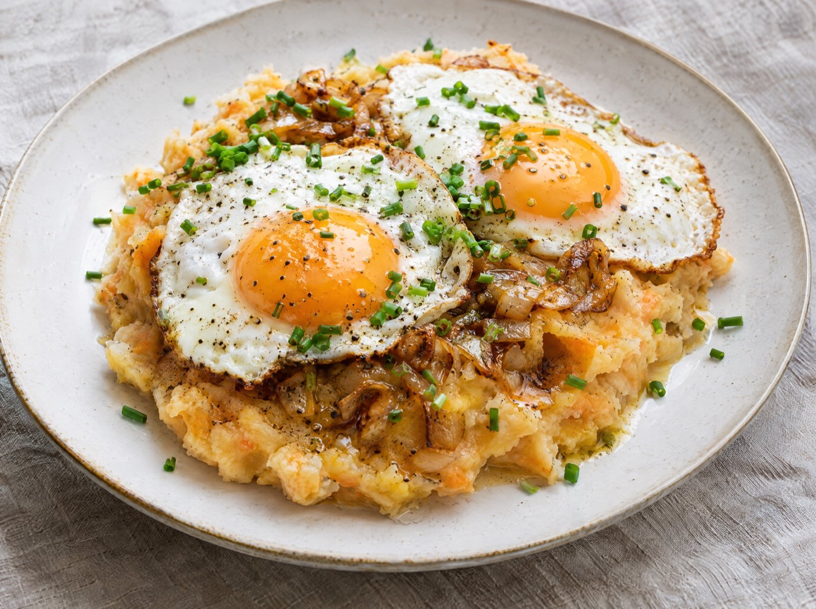 Steckrübenstampf mit Zwiebelbutter und Spiegelei