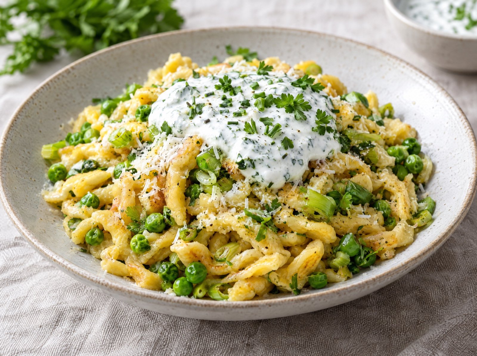 Frühlings-Spätzle mit Erbsen und Kräuterjoghurt