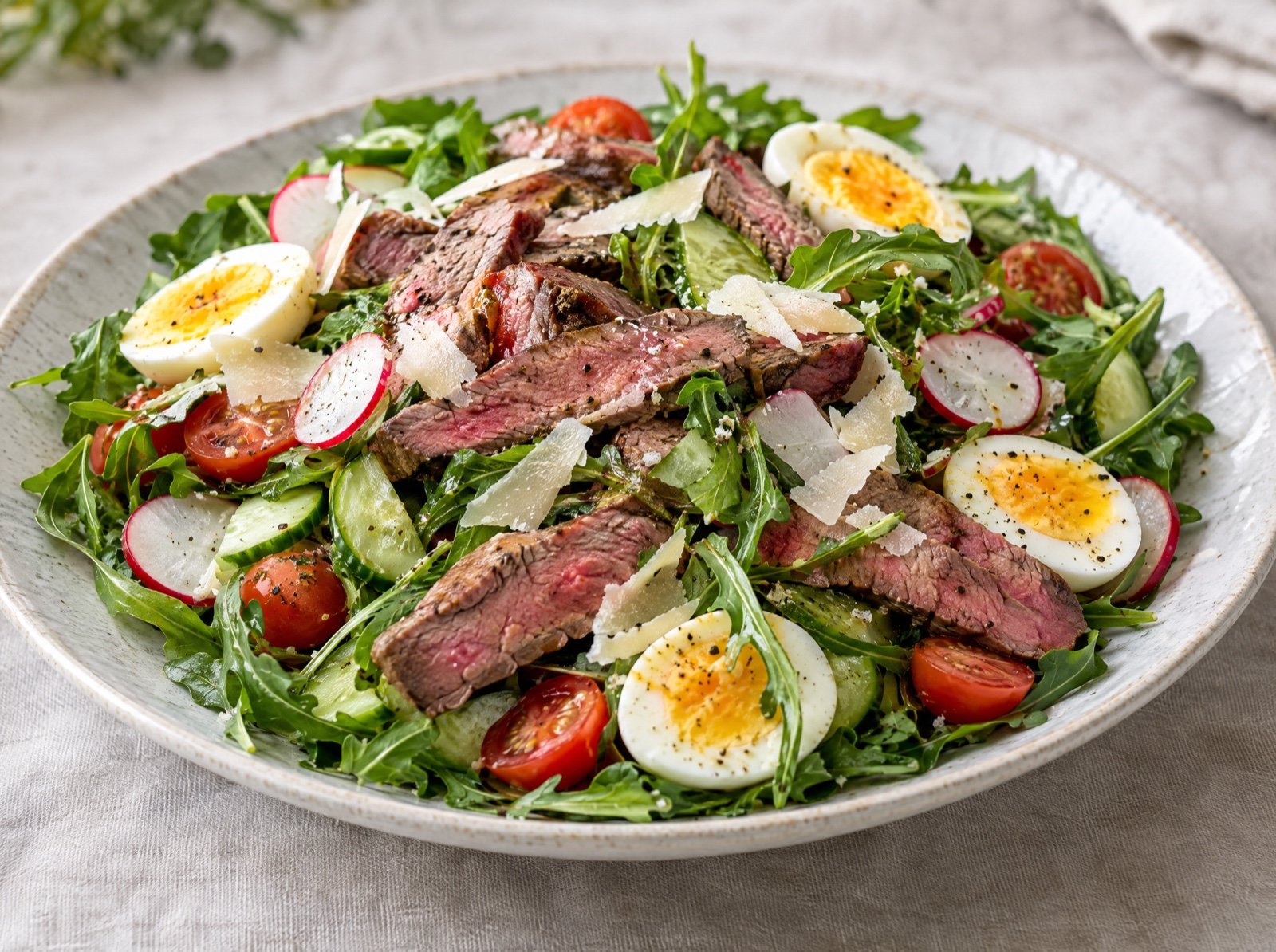 Lauwarmer Rindfleischsalat mit Rucola, Radieschen und Parmesan