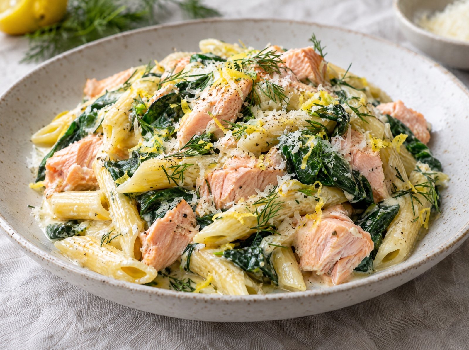 Penne mit Lachs, Spinat und Zitronen-Sahne