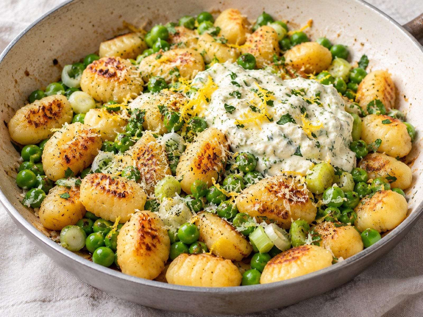 Gnocchi-Pfanne mit Erbsen und Zitronen-Kräuterquark